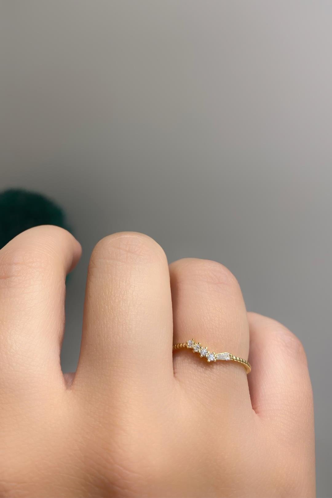 Beyaz Dört Taş Ve Trapez İnce Gümüş Yüzük