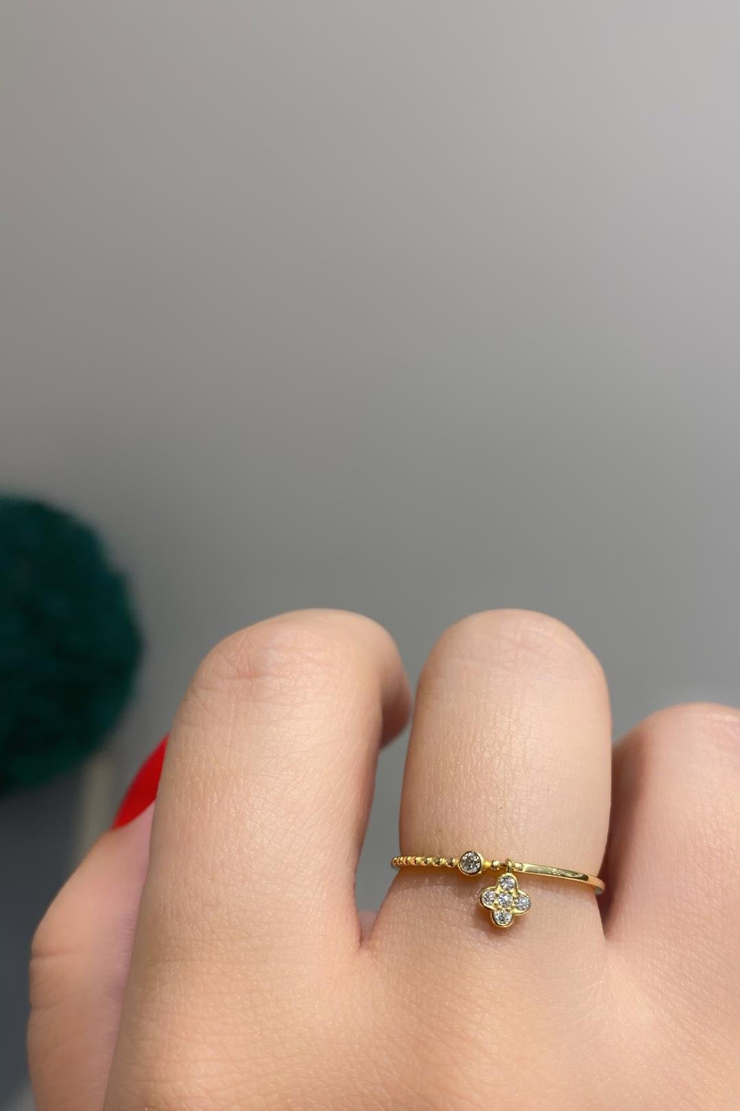 Beyaz Mini Yonca Sallantılı İnce Gümüş Yüzük