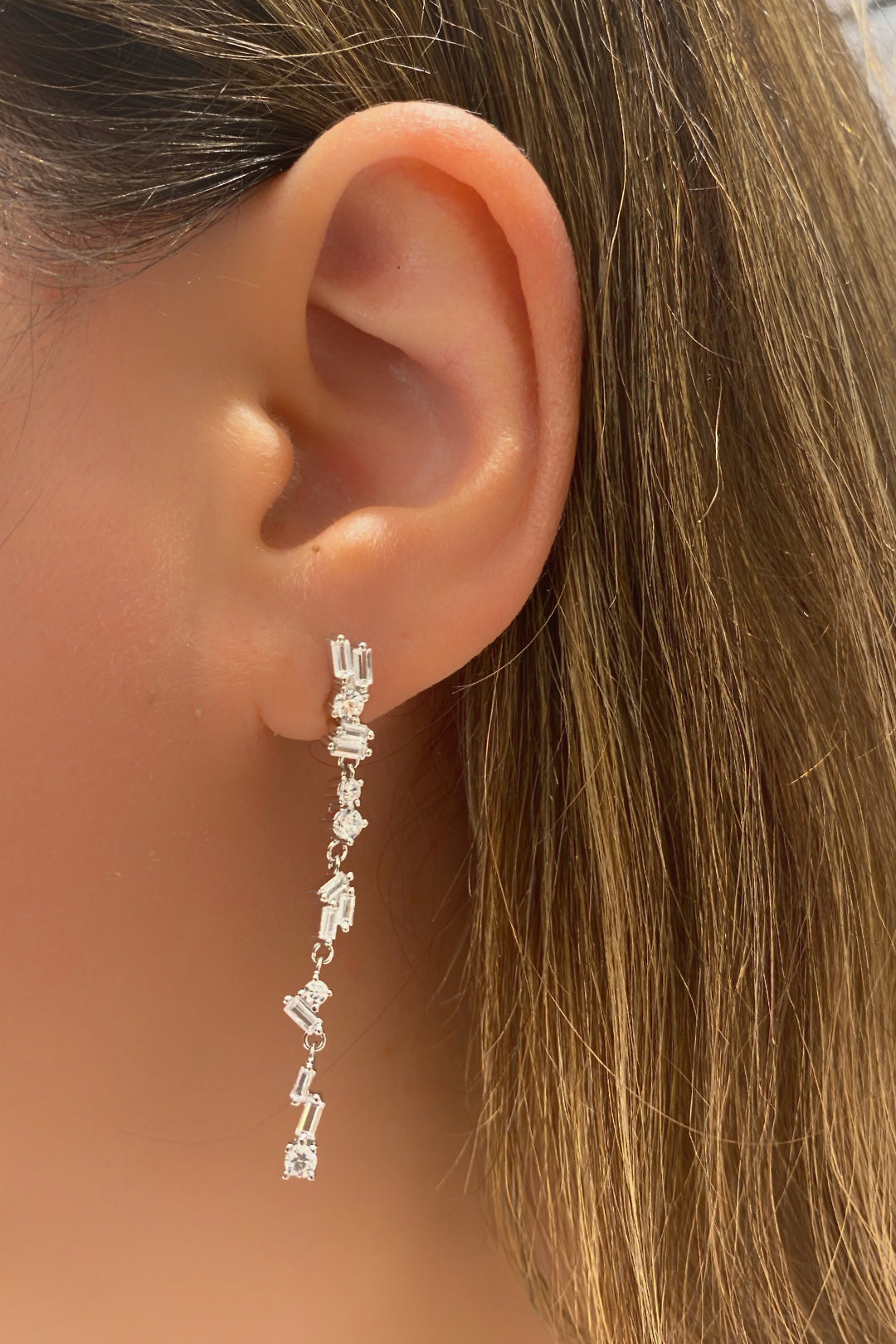 Dağınık Baget ve Taş Detay Sallantılı Gümüş Çivili Küpe