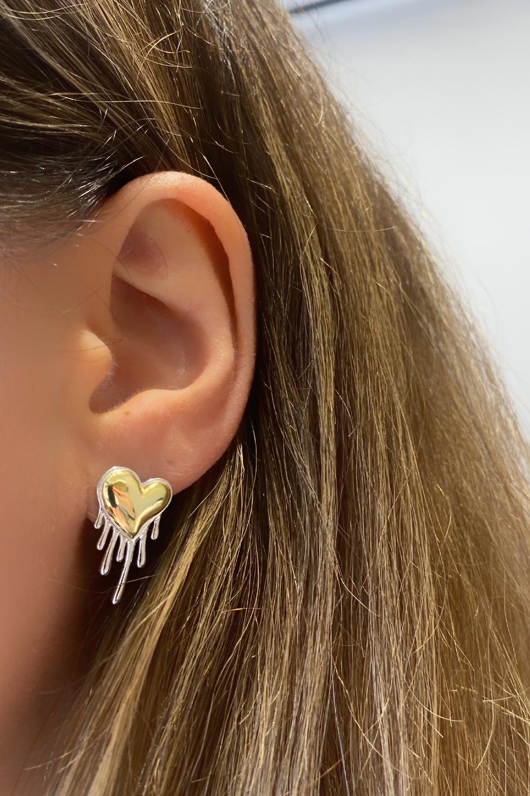 Mix Renkli Akışkan Kalp Gümüş Çivili Küpe