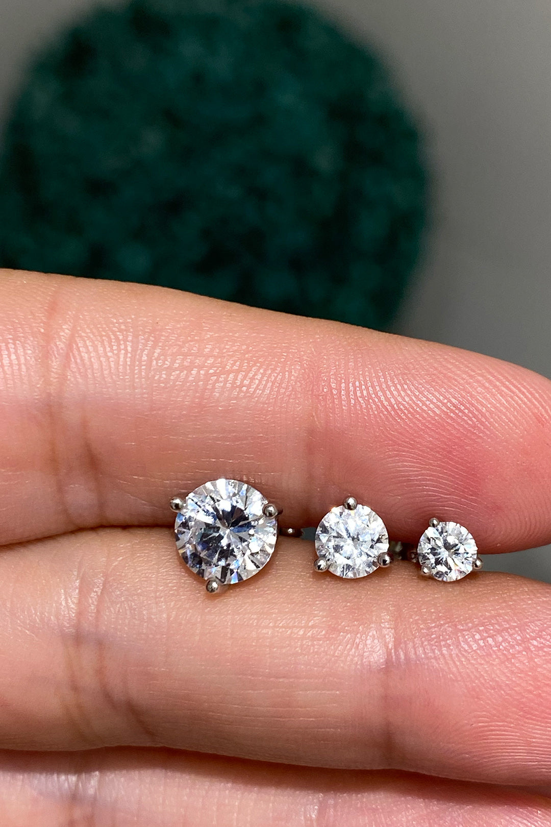 Üç Tırnak 4 Mm Tektaş Gümüş Çivili Küpe