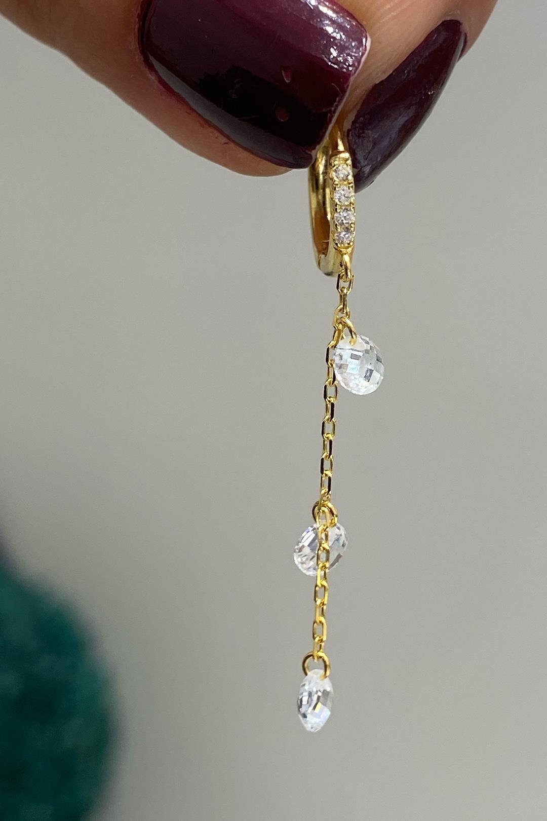 Üç Yuvarlak Taş Sallantılı Gümüş Taşlı Halka Küpe