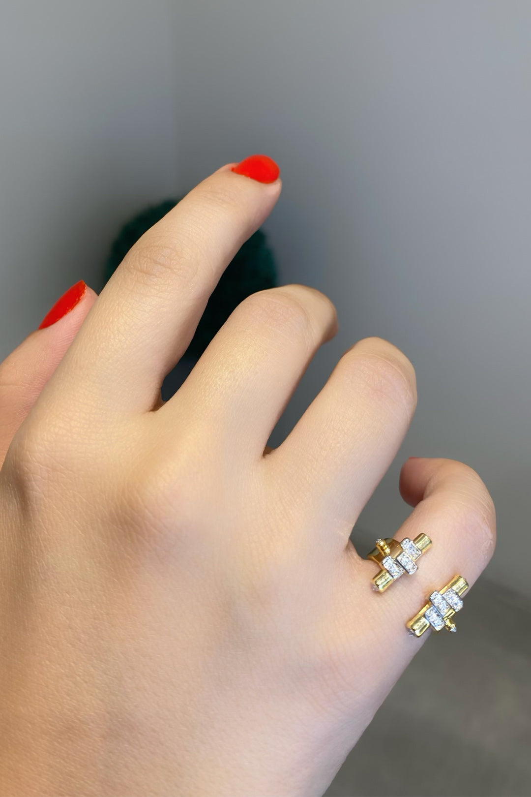 Beyaz Taş Detay Kale Gümüş Serçeparmak Yüzük