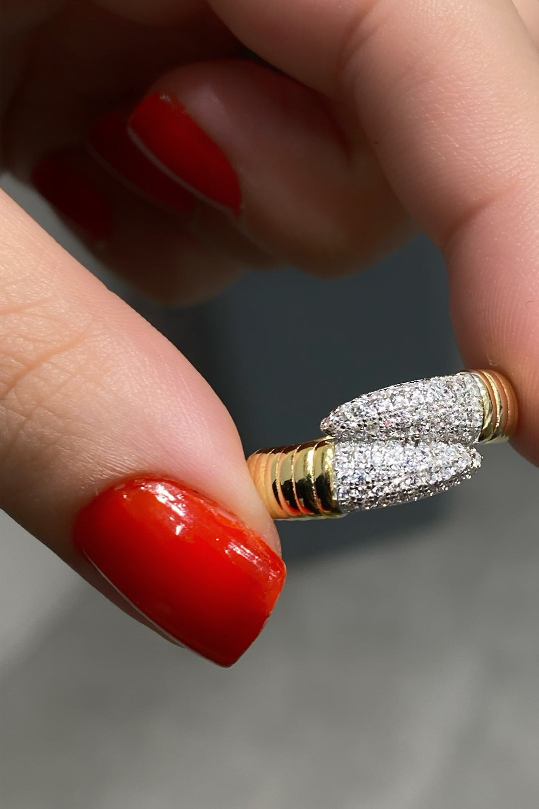 Tırtıklı Ve Taş Detay Kıvrımlı Gümüş Yüzük