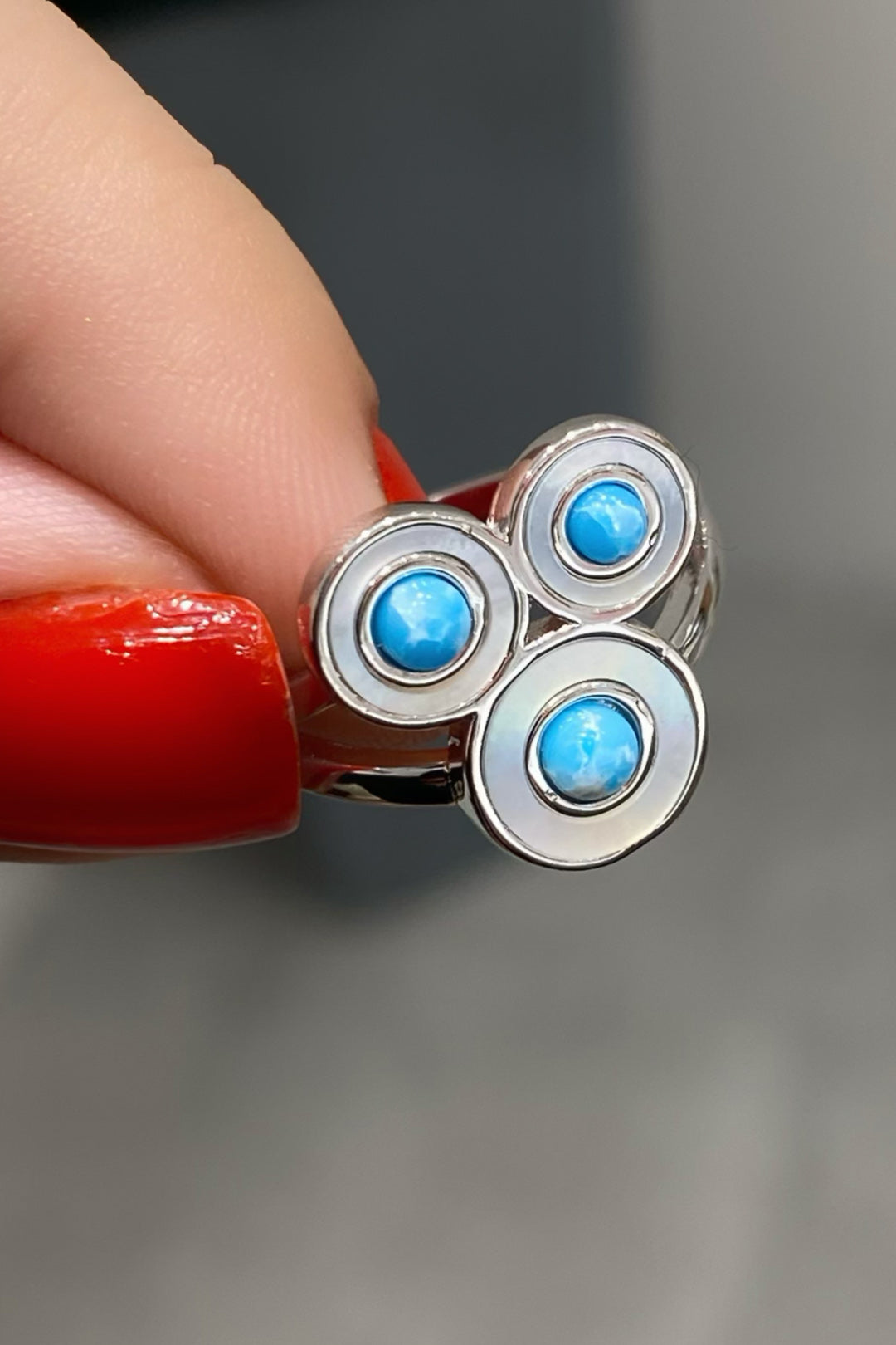 Üç Turkuaz Ve Sedef Yuvarlak Gümüş Yüzük