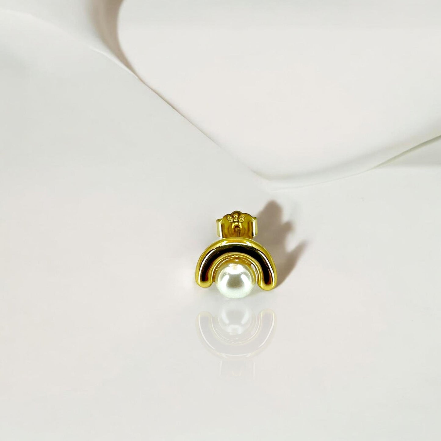 Tek İnci Ve C Gümüş Çivili Küpe