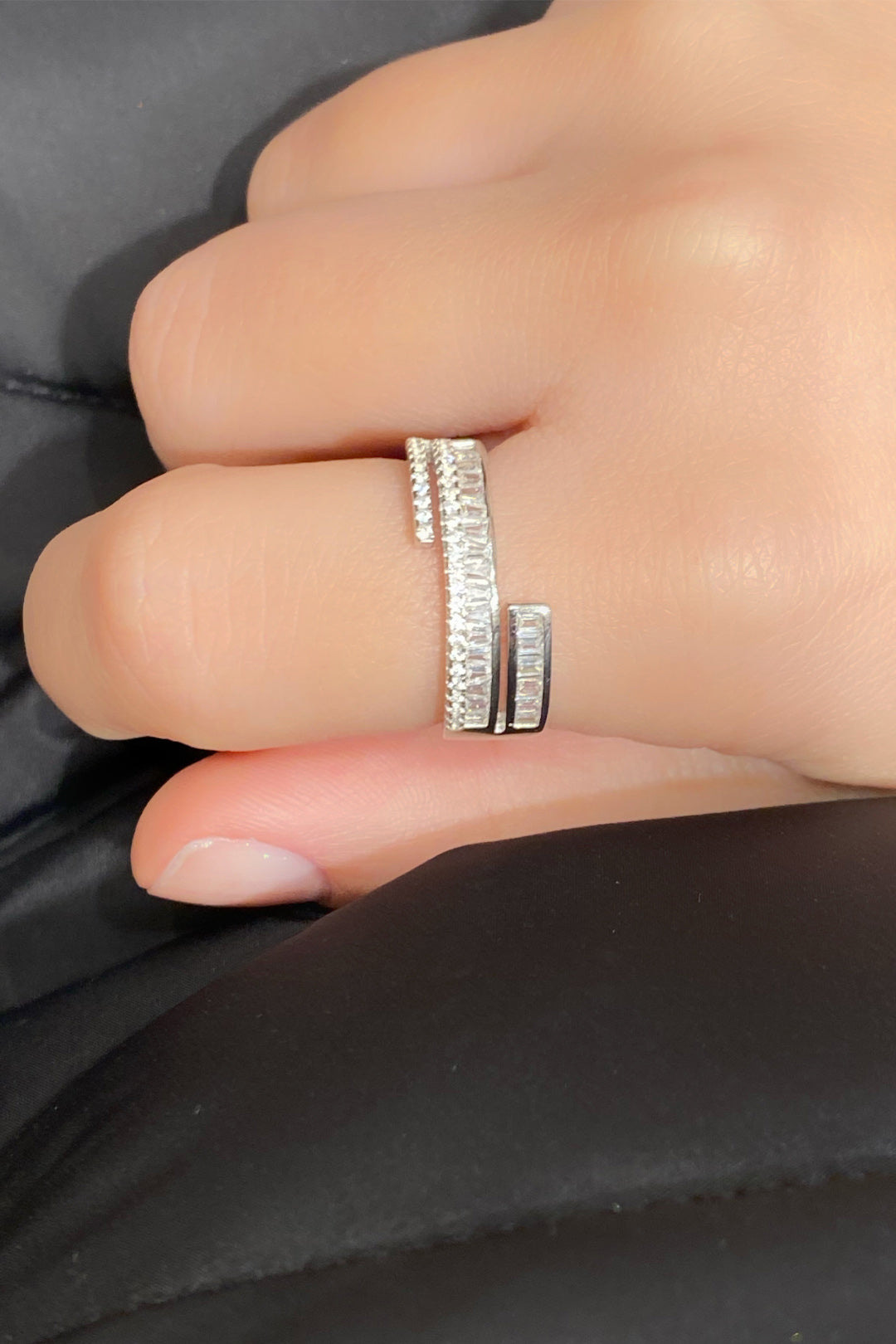 Baget Ve İnce Yuvarlak Taş Detay Dört Sıra Gümüş Yüzük