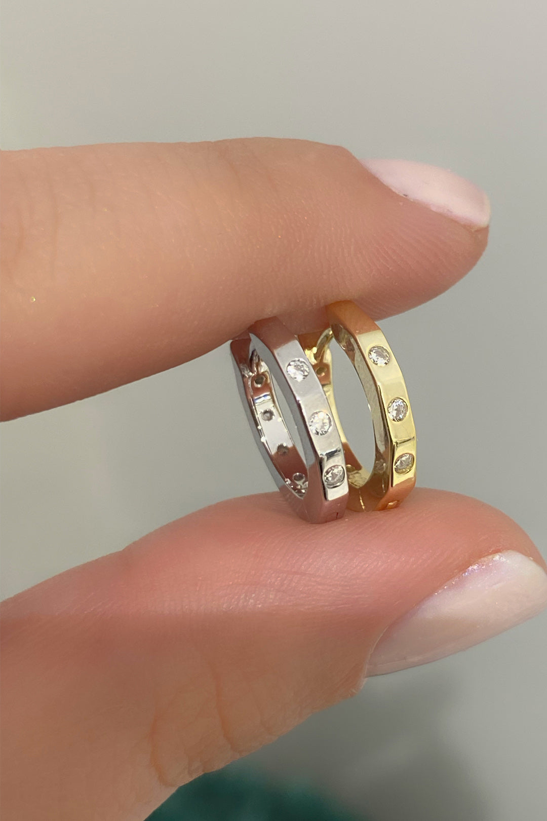 Gömülü Yedi Taş İnce Gümüş Halka Küpe