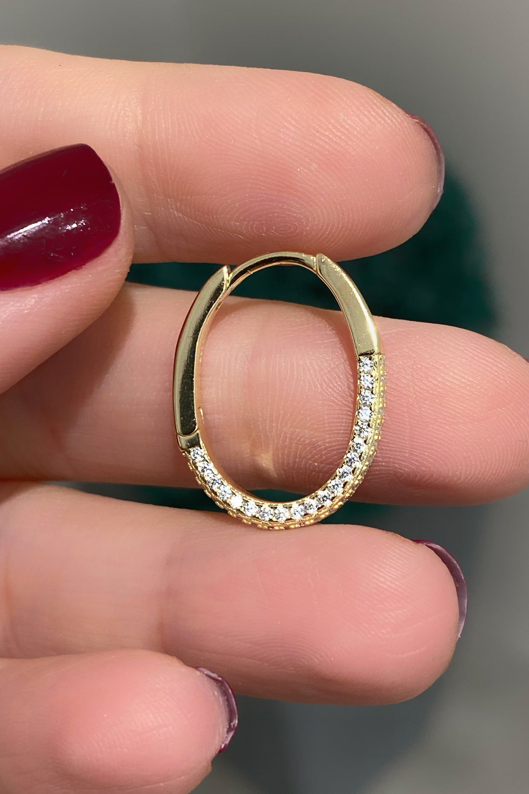 Yarısı Beyaz Taşlı Oval Gümüş Halka Küpe