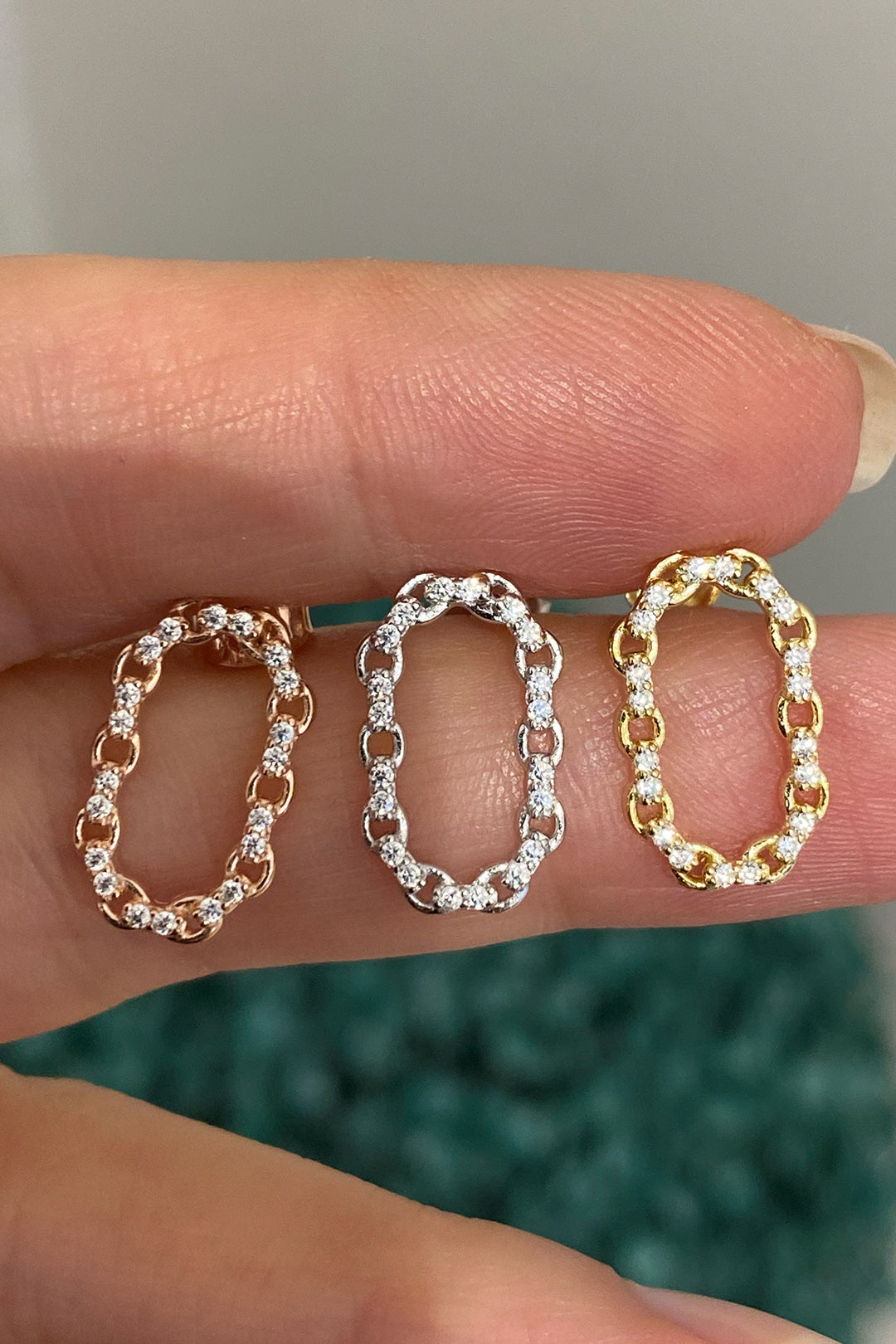 Mini Taşlı Zincir Detay Oval Gümüş Çivili Küpe