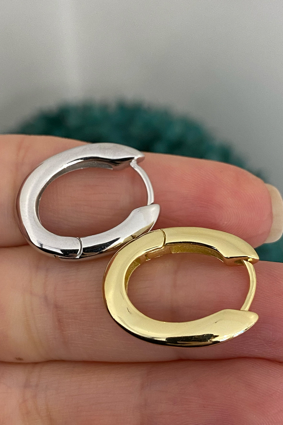 Taşsız Kıvrımlı Oval Gümüş Halka Küpe