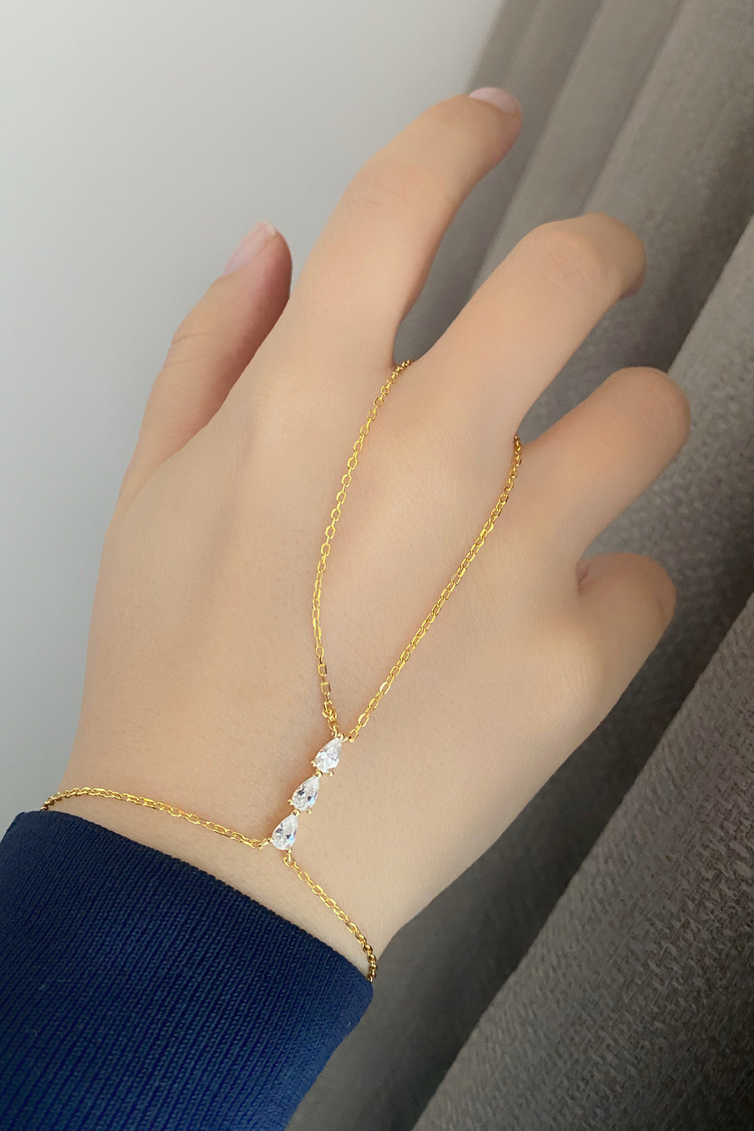 Beyaz Taşlı Üç Damla Gümüş Şahmeran
