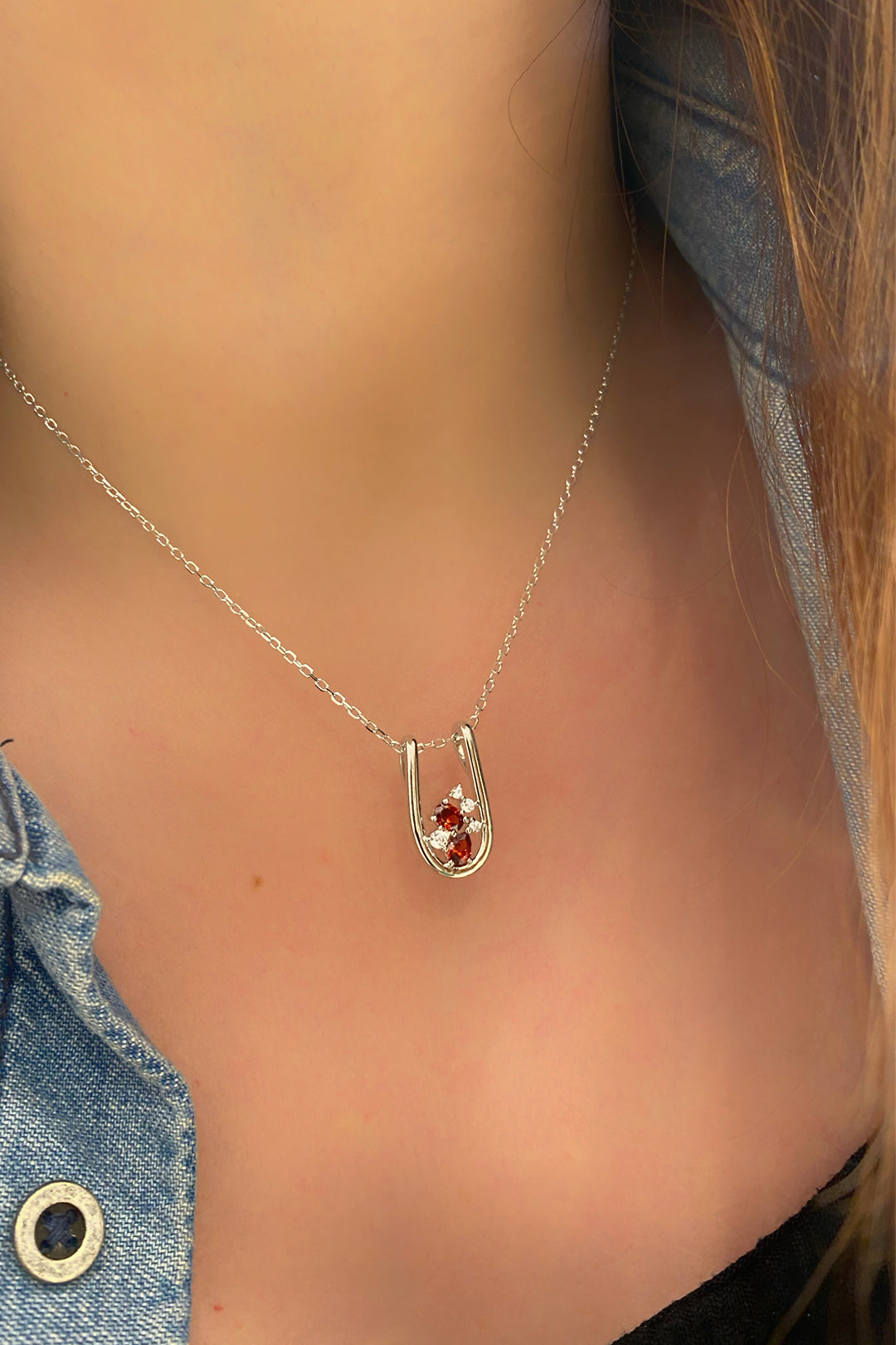 Ruby Ve Beyaz Taş Detay U Gümüş Kolye