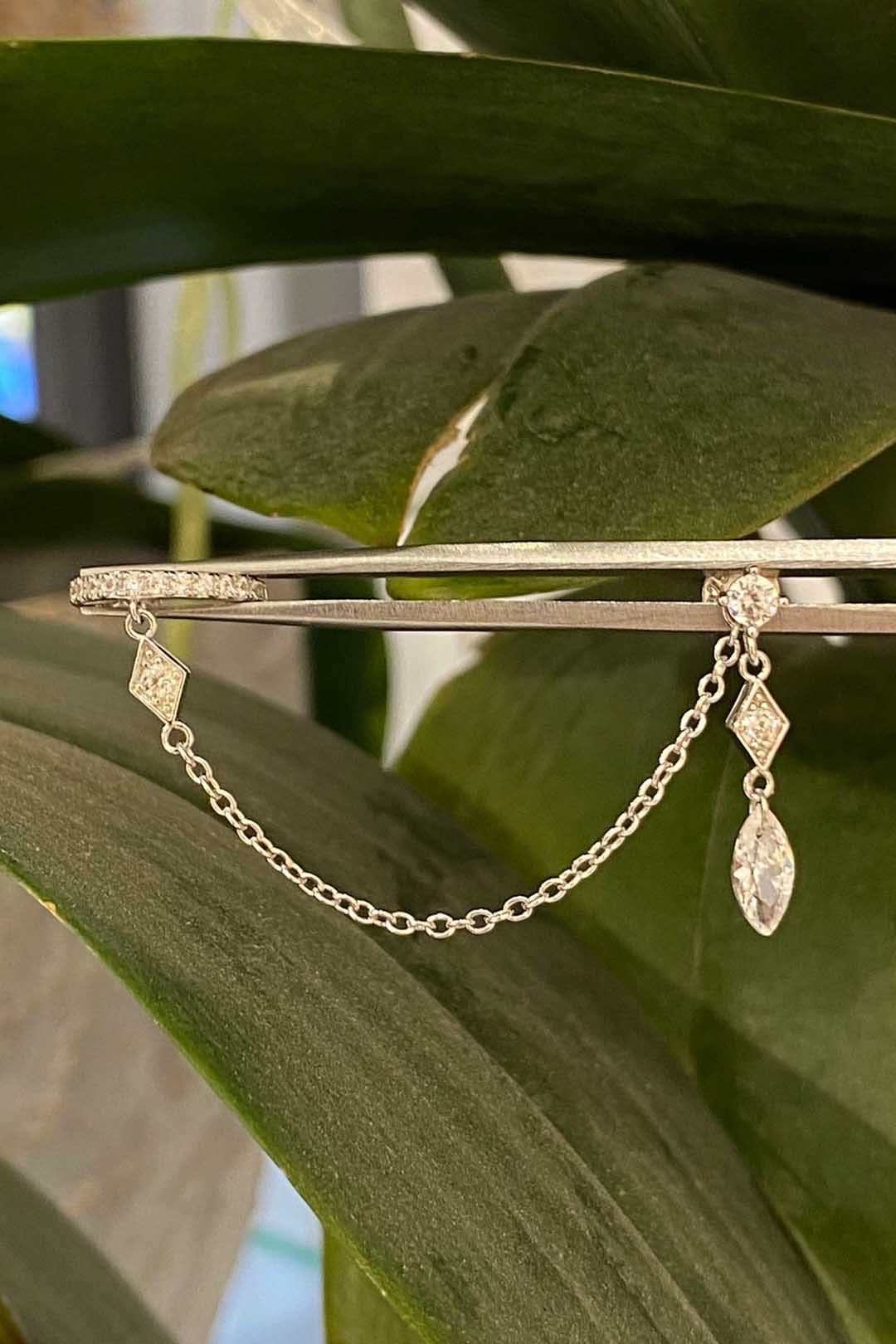 Kristal Ve Karo Sallantılı Gümüş Zincir Kıkırdak Küpe