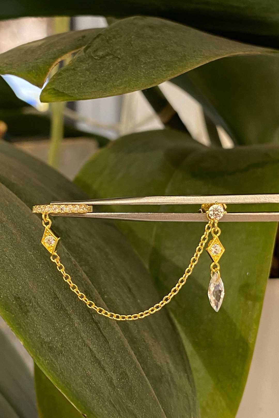 Kristal Ve Karo Sallantılı Gümüş Zincir Kıkırdak Küpe