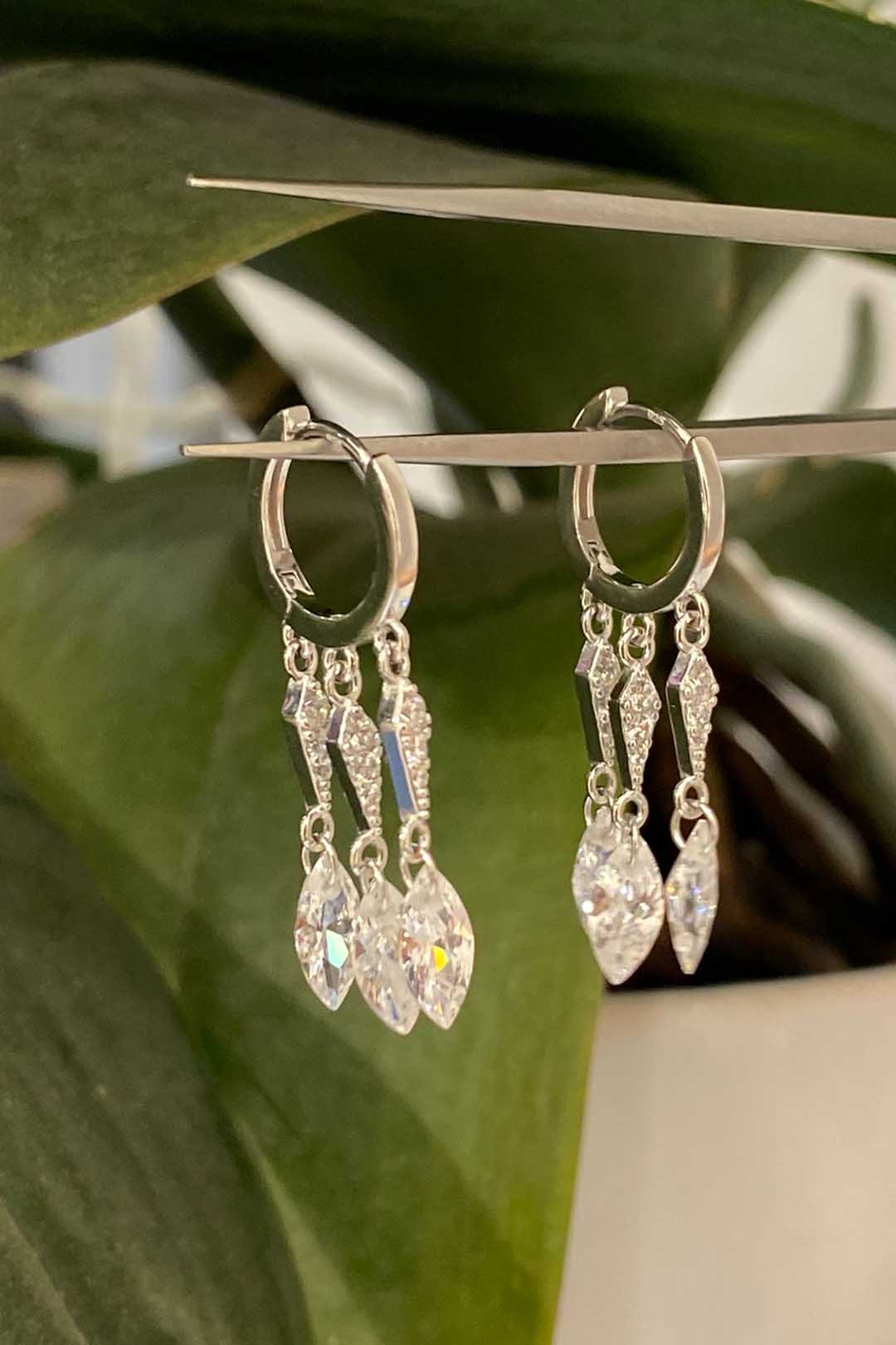 Üç Karo Ve Üç Kristal Sallantılı Gümüş Küpe