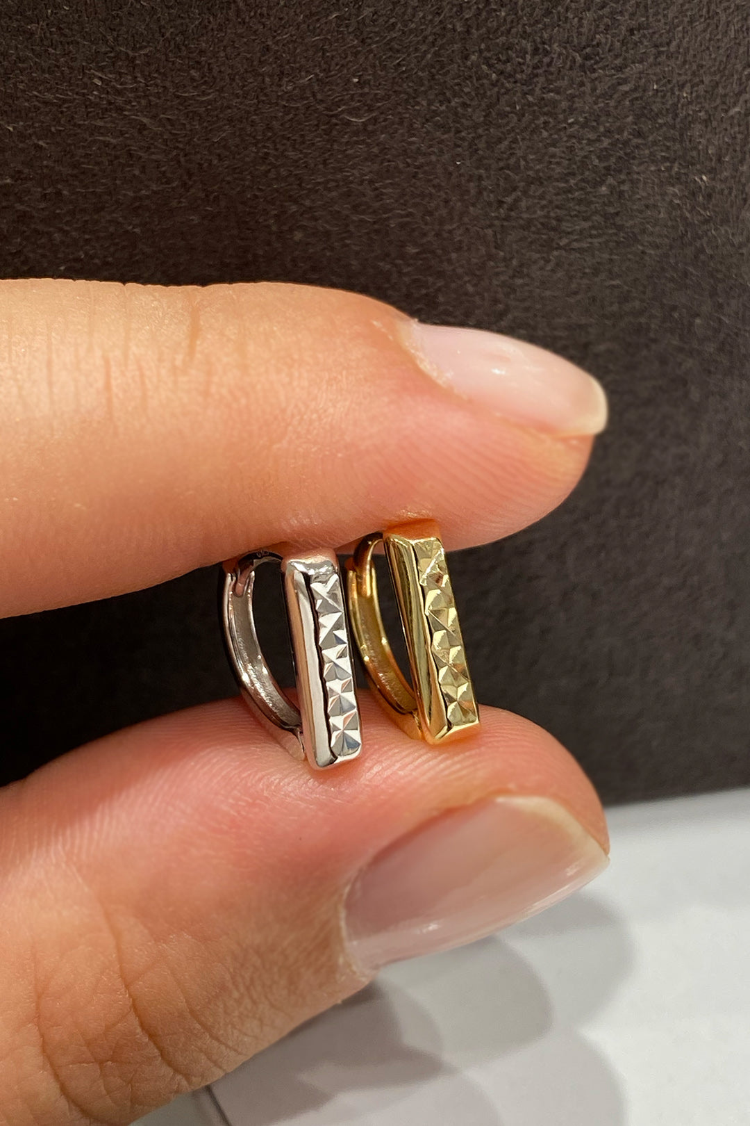 Taşsız Tırtıklı D Gümüş Halka Küpe