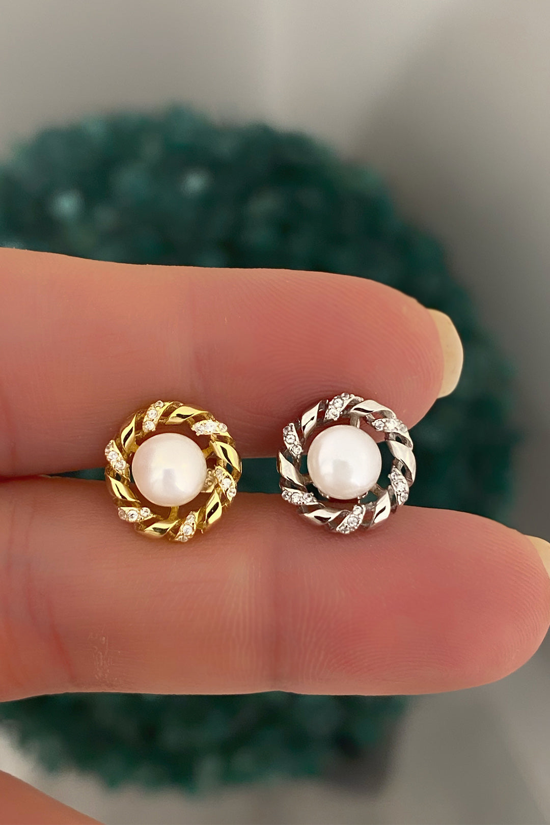 İnci Taşlı Spiral Çerçeve Gümüş Çivili Küpe