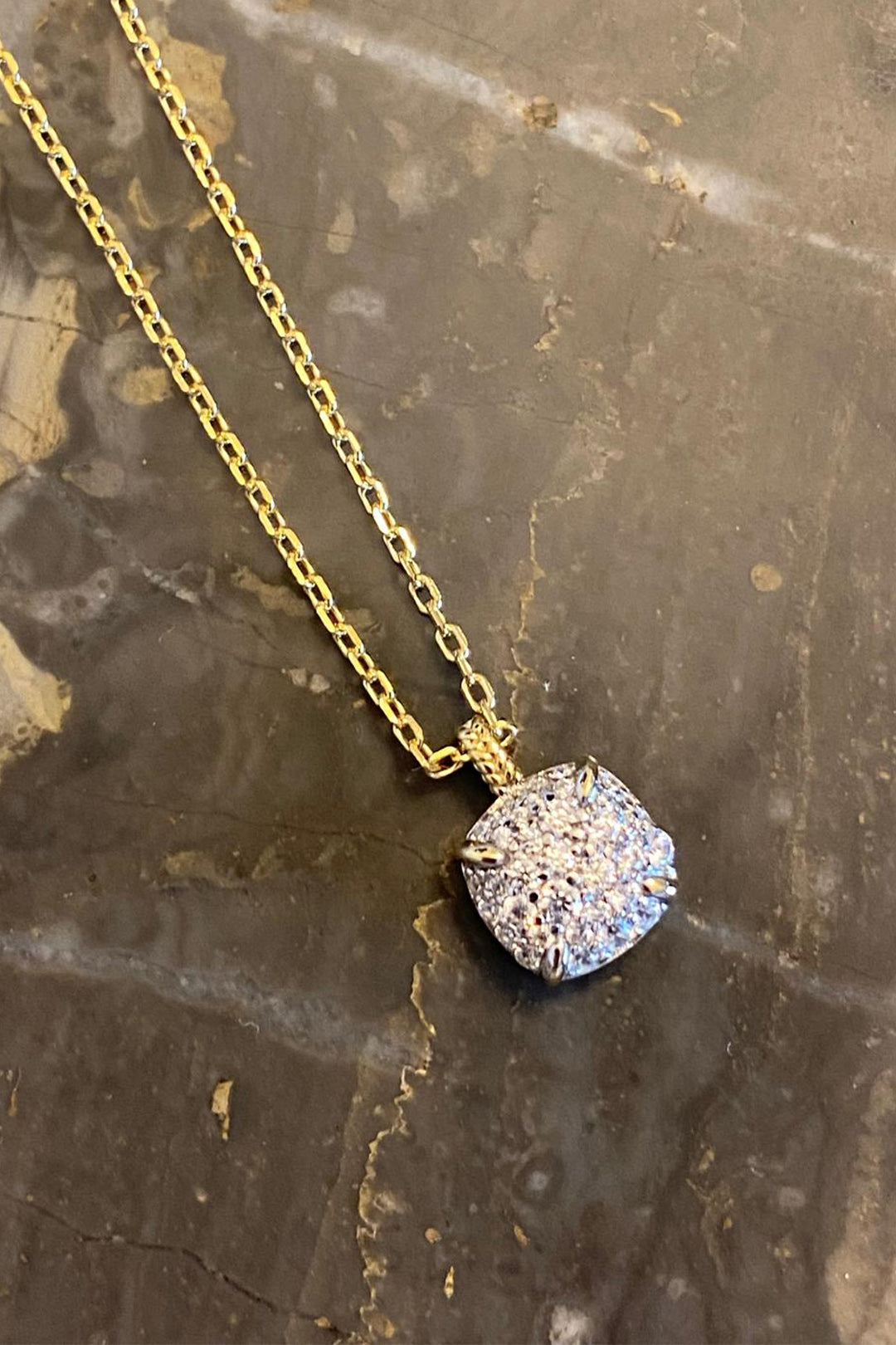 Dört Tırnaklı Bomby Taşlı Kare Gümüş Kolye
