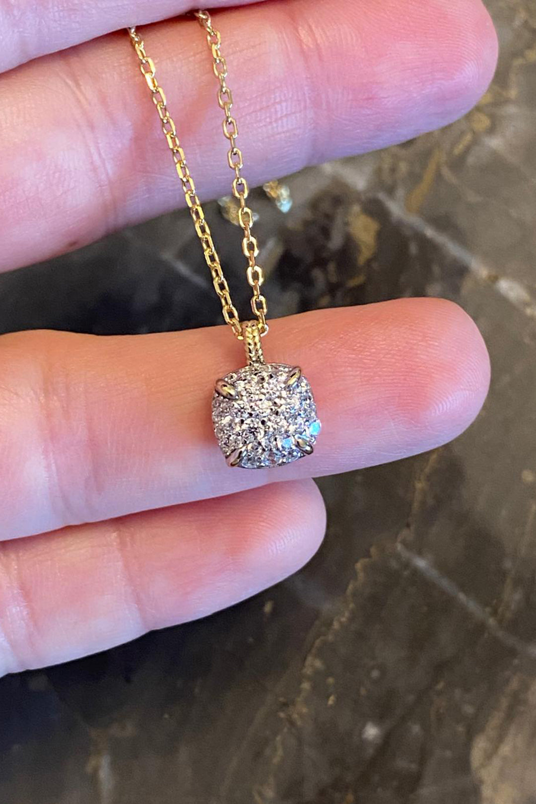 Dört Tırnaklı Bomby Taşlı Kare Gümüş Kolye
