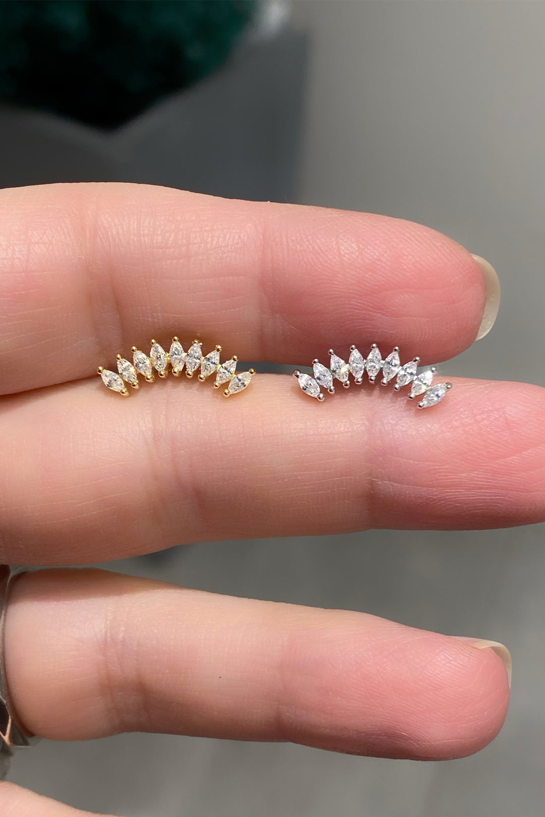 Beyaz Dokuz Markiz Yay Gümüş Çivili Küpe