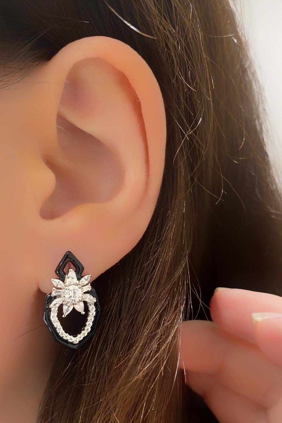 Siyah Mineli Köşeli Çiçek Gümüş Küpe