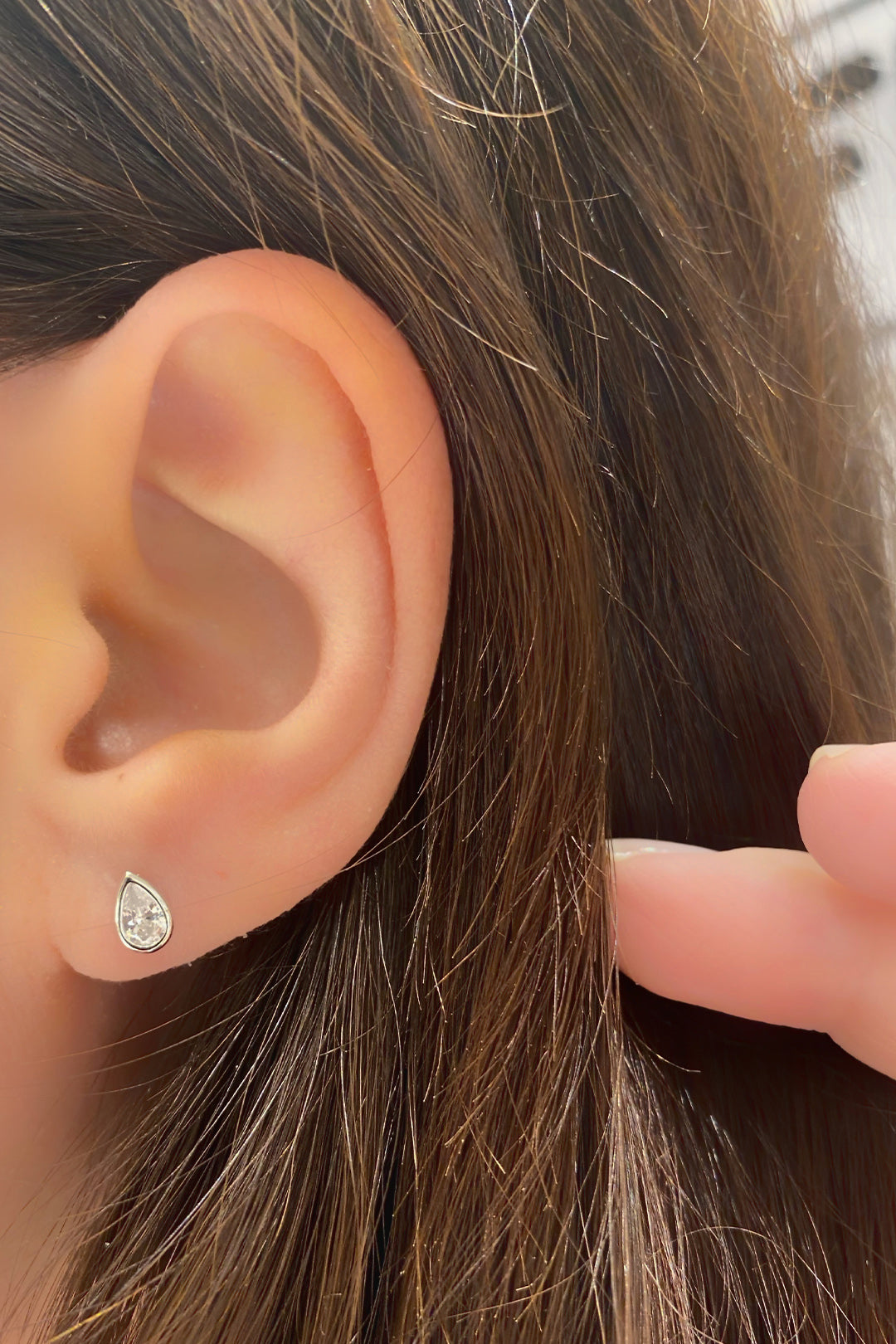 M Beyaz Sıvama Damla Gümüş Çivili Küpe