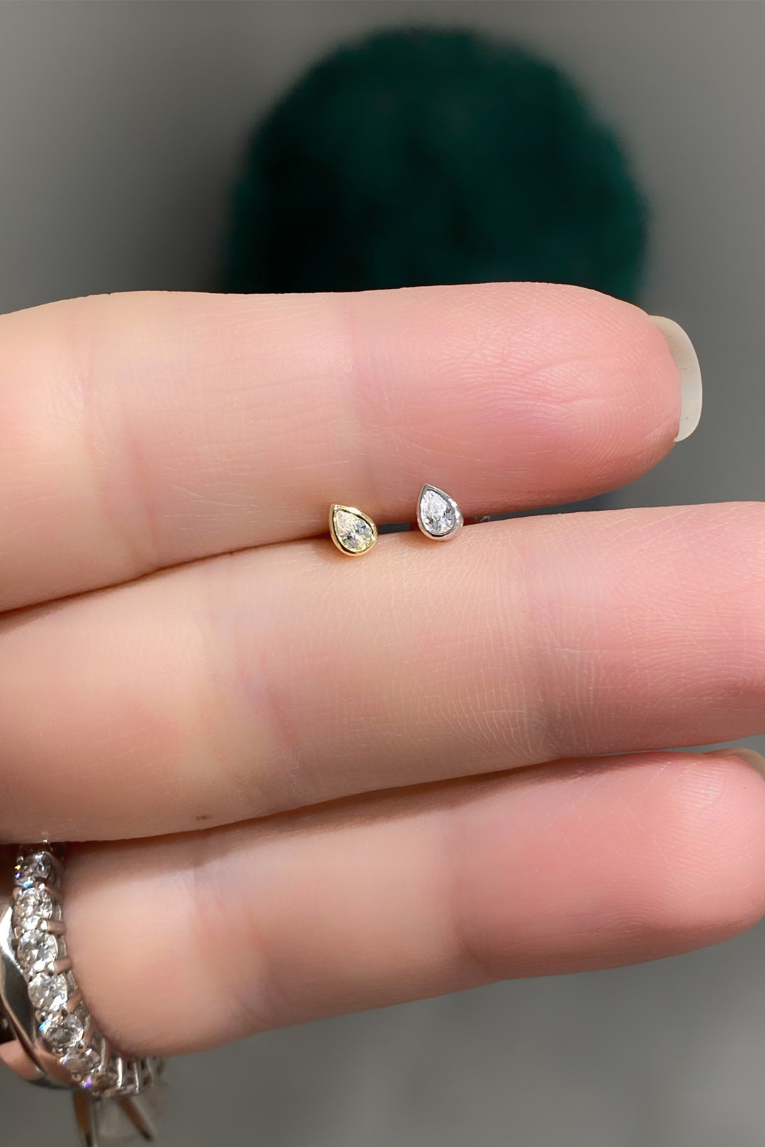 S Beyaz Sıvama Damla Gümüş Çivili Küpe