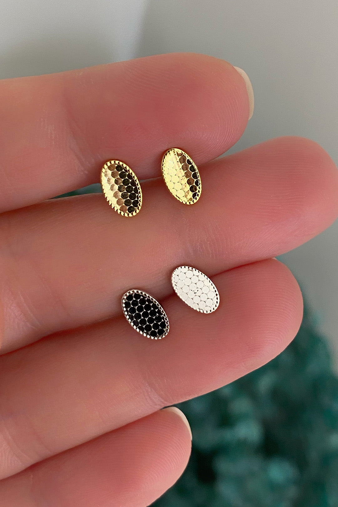 Petek Desen Oval Gümüş Çivili Küpe