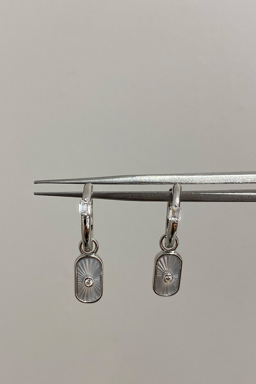 Mini Baget Ve Sedef Dikdörtgen Gümüş Küpe