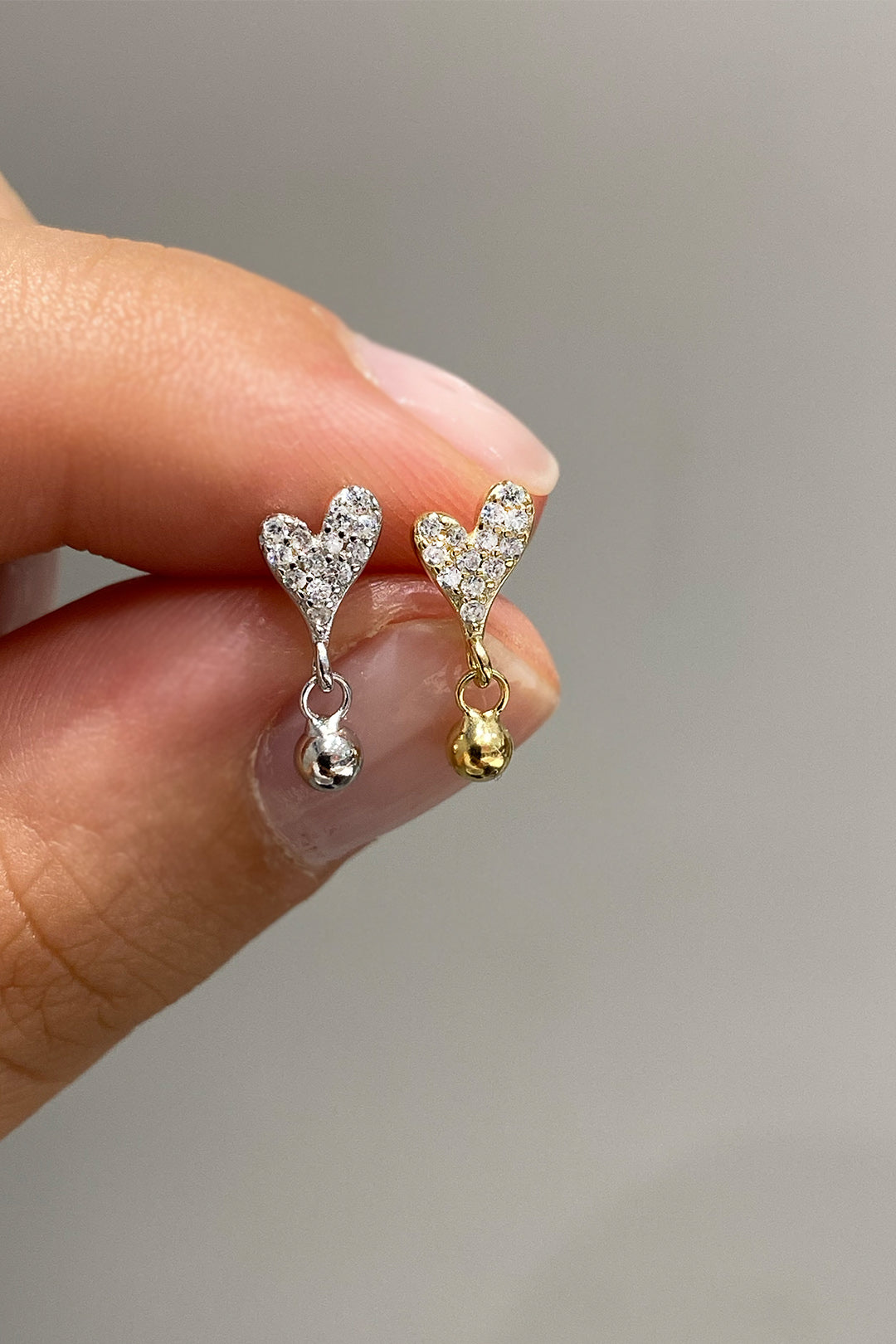 Top Sallantılı Taşlı Kalp Gümüş Çivili Küpe