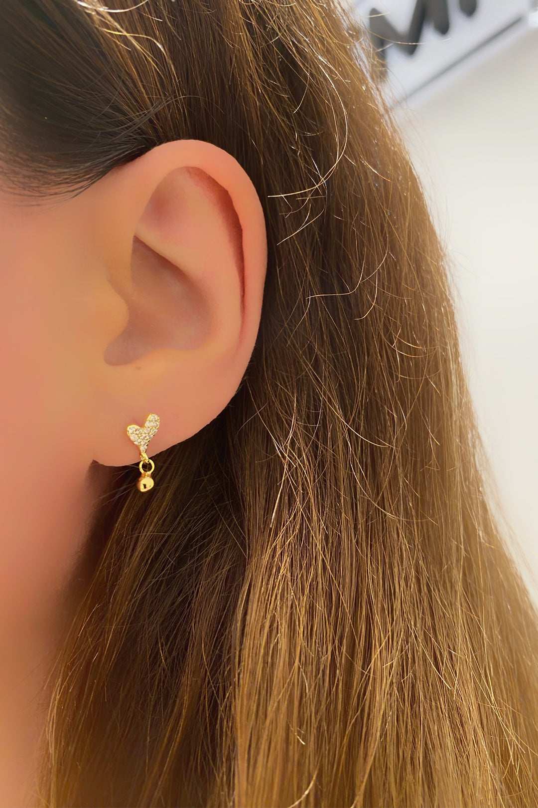 Top Sallantılı Taşlı Kalp Gümüş Çivili Küpe