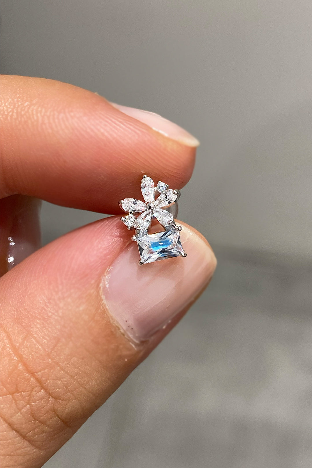 Aqua Baget Ve Beyaz Papatya Gümüş Çivili Küpe