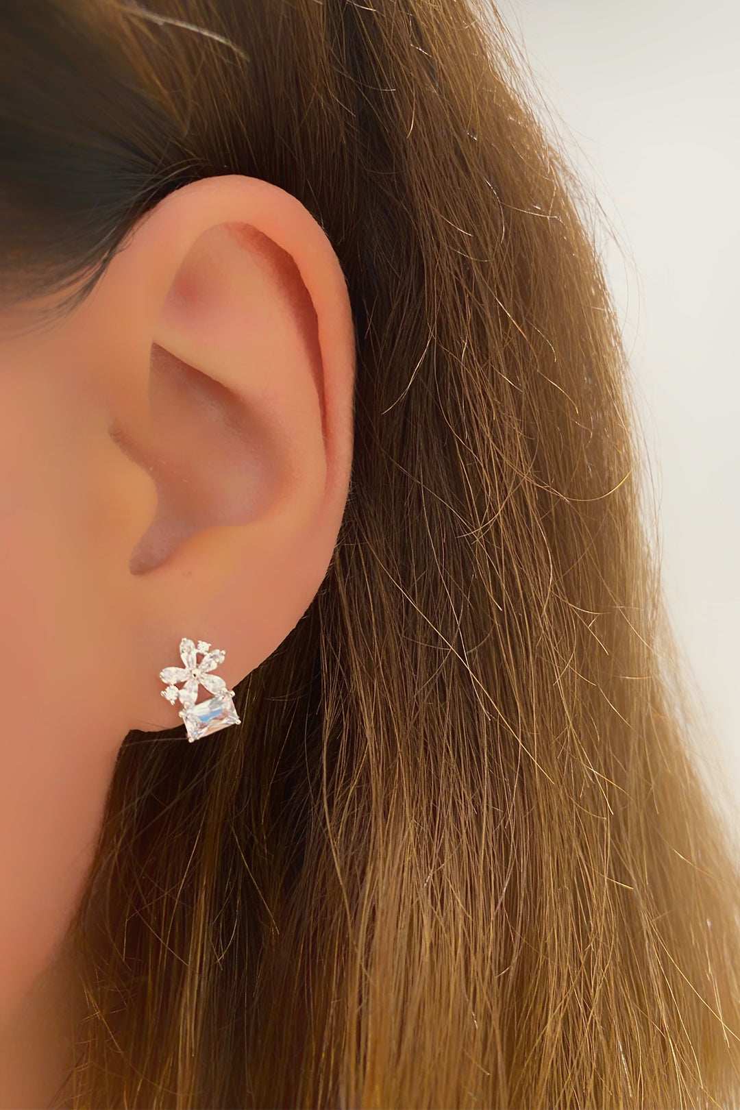 Aqua Baget Ve Beyaz Papatya Gümüş Çivili Küpe