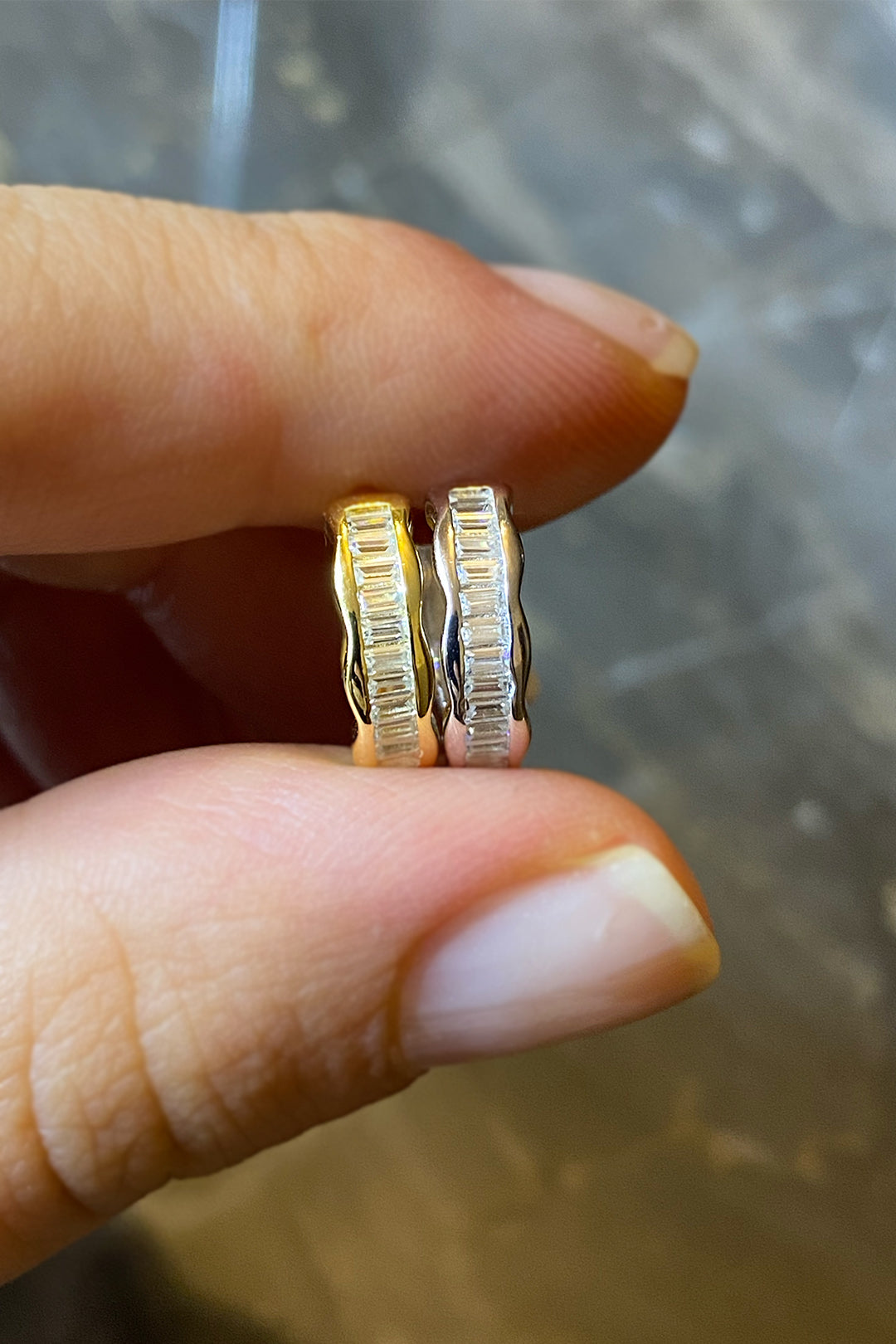 Minimal Gömülü Baget Detay Dalgalı Gümüş Halka Küpe