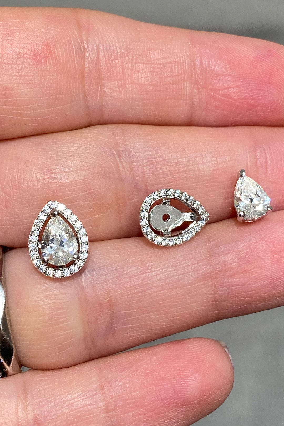 Damla Ve Montür Gümüş Çivili Küpe