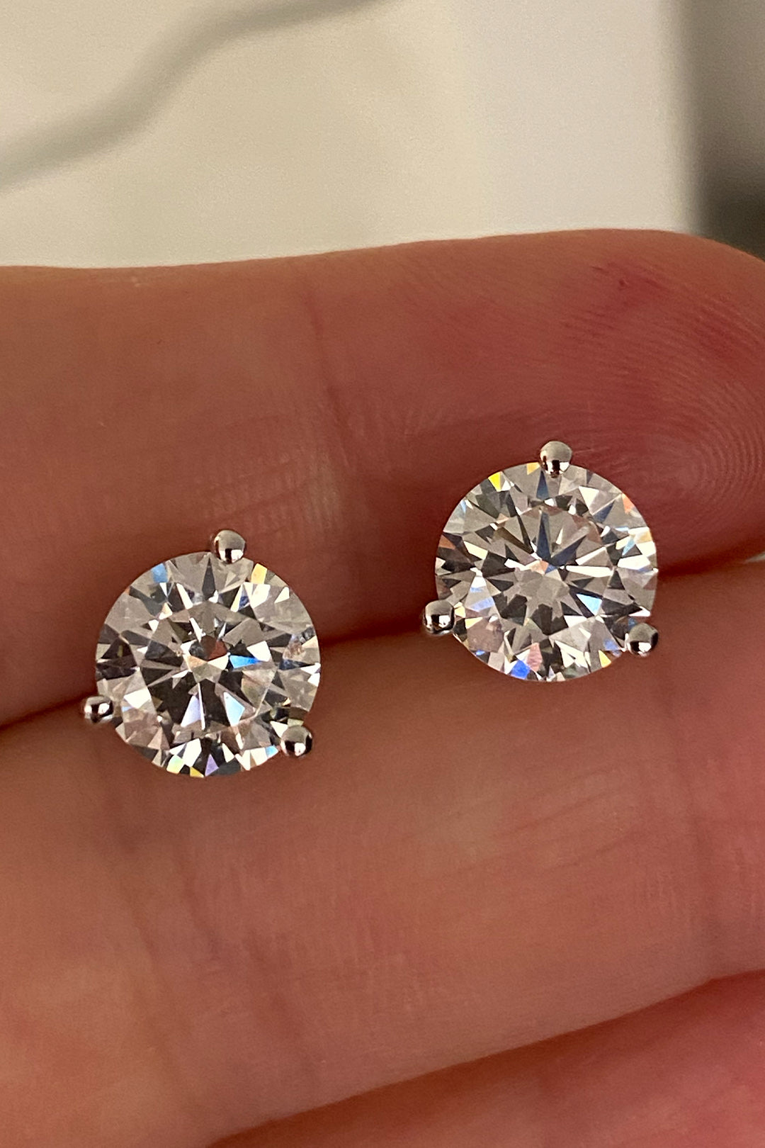 Vip 8 Mm Üç Tırnaklı Tektaş Gümüş Çivili Küpe