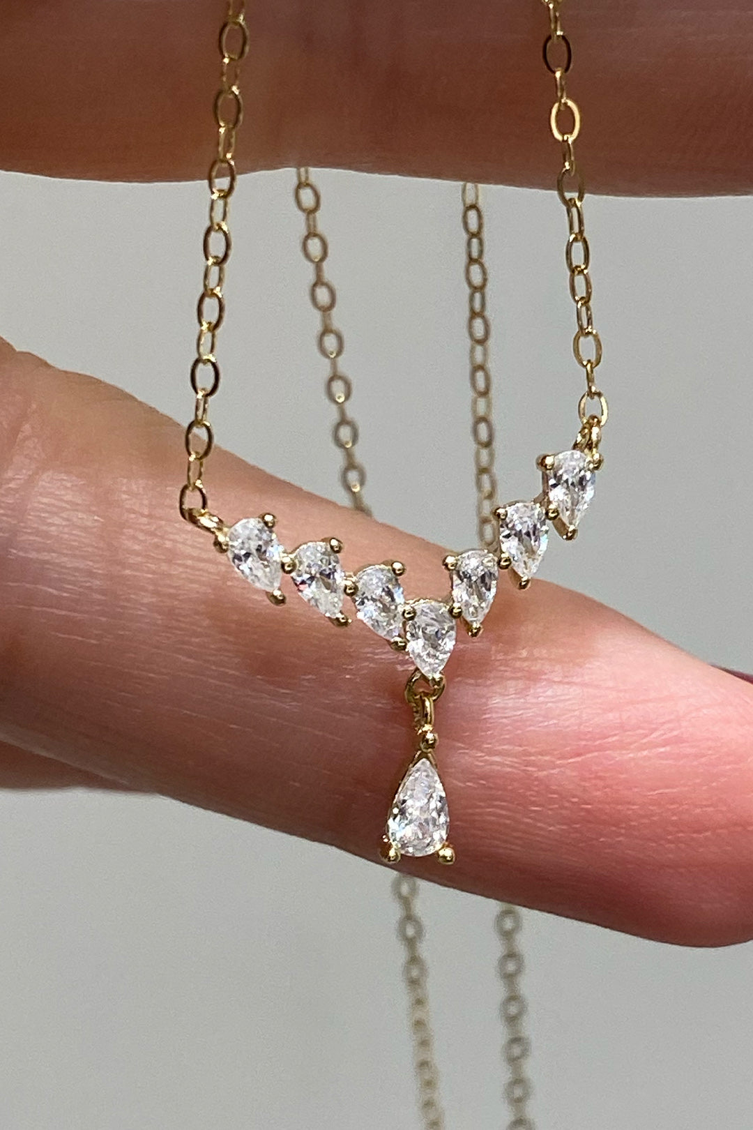 Minimal Damla Sallantılı V Gümüş Kolye