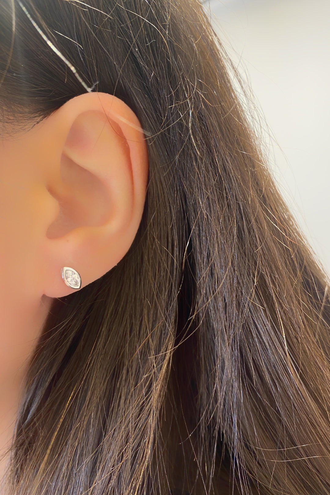 M Beyaz Sıvama Markiz Gümüş Çivili Küpe