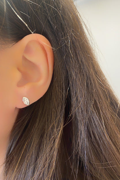 M Beyaz Sıvama Markiz Gümüş Çivili Küpe