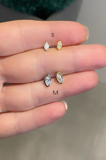 S Beyaz Sıvama Markiz Gümüş Çivili Küpe