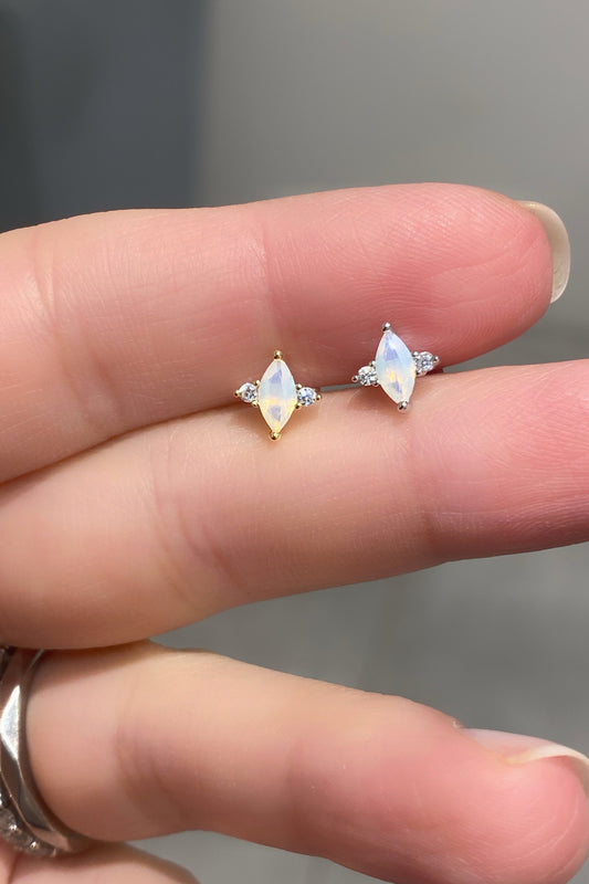 İki Tektaş Dikey Opal Markiz Gümüş Çivili Küpe