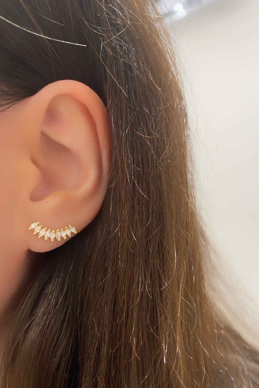 Beyaz Dokuz Markiz Yay Gümüş Çivili Küpe