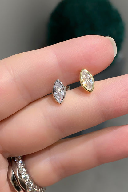 L Beyaz Sıvama Markiz Gümüş Çivili Küpe