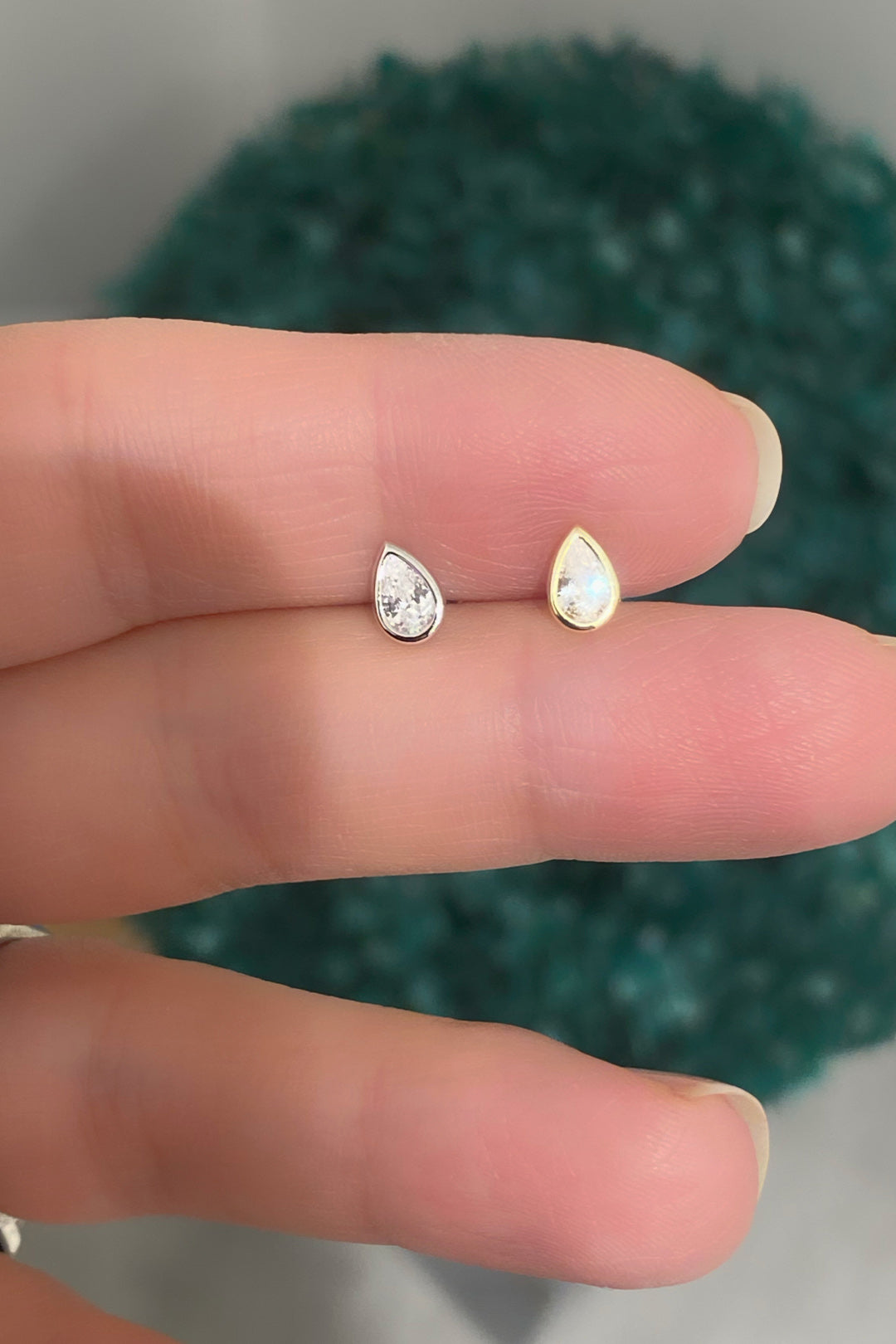 M Beyaz Sıvama Damla Gümüş Çivili Küpe