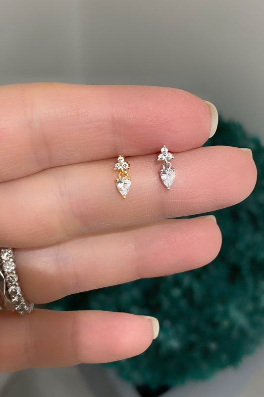 Üç Tektaş Üçgen Ve Damla Sallantılı Gümüş Çivili Küpe