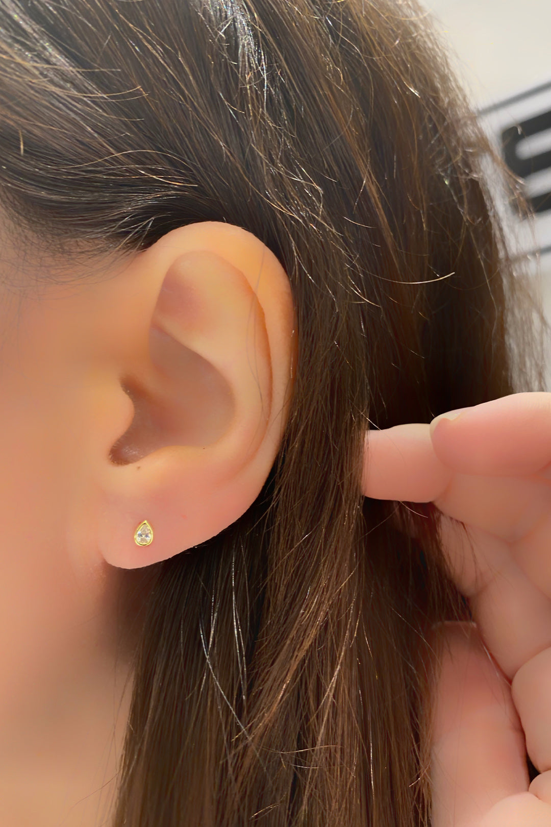 S Beyaz Sıvama Damla Gümüş Çivili Küpe