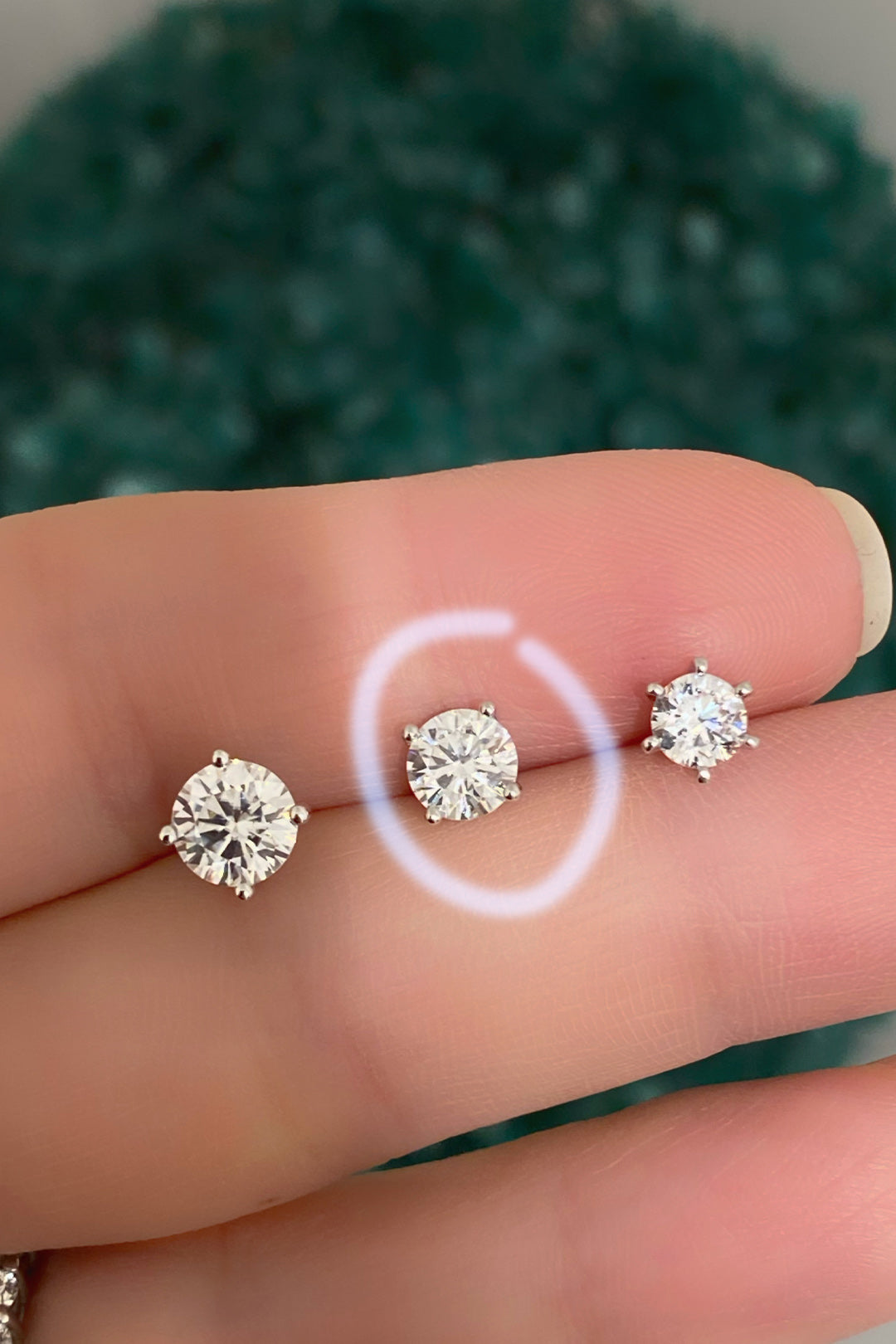 Vip M Dört Tırnak Tektaş Gümüş Çivili Küpe