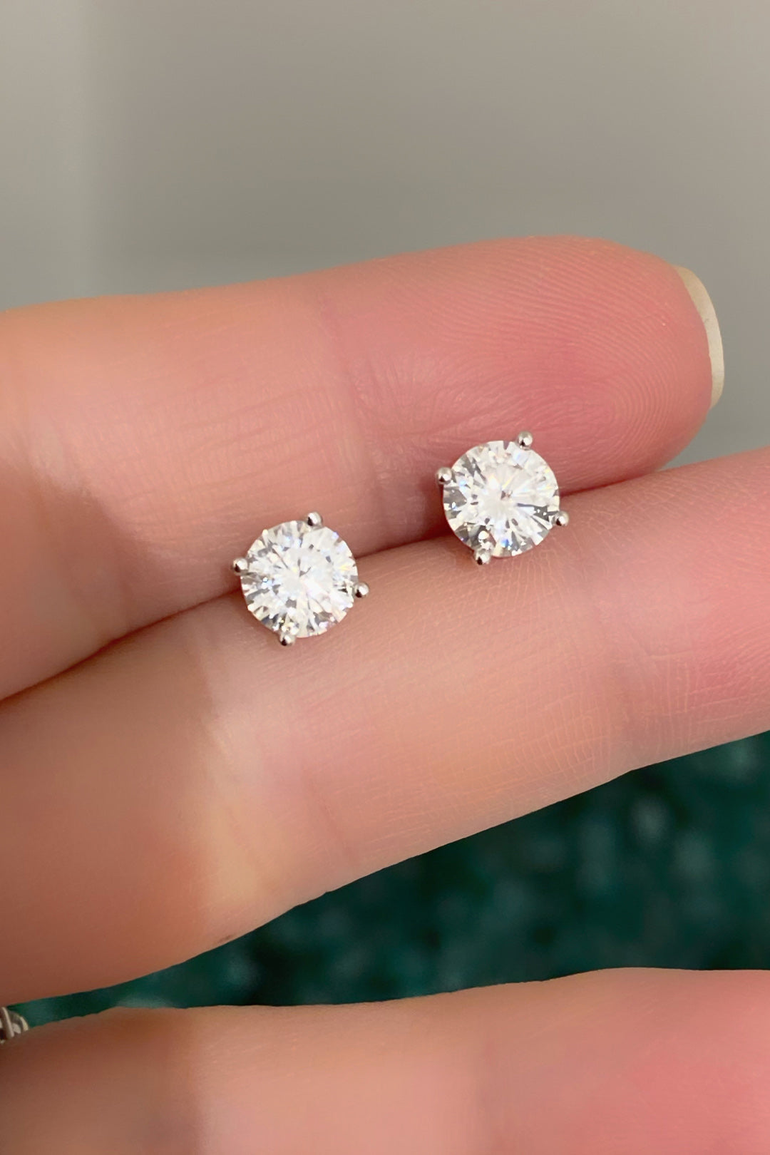 Vip L Dört Tırnak Tektaş Gümüş Çivili Küpe