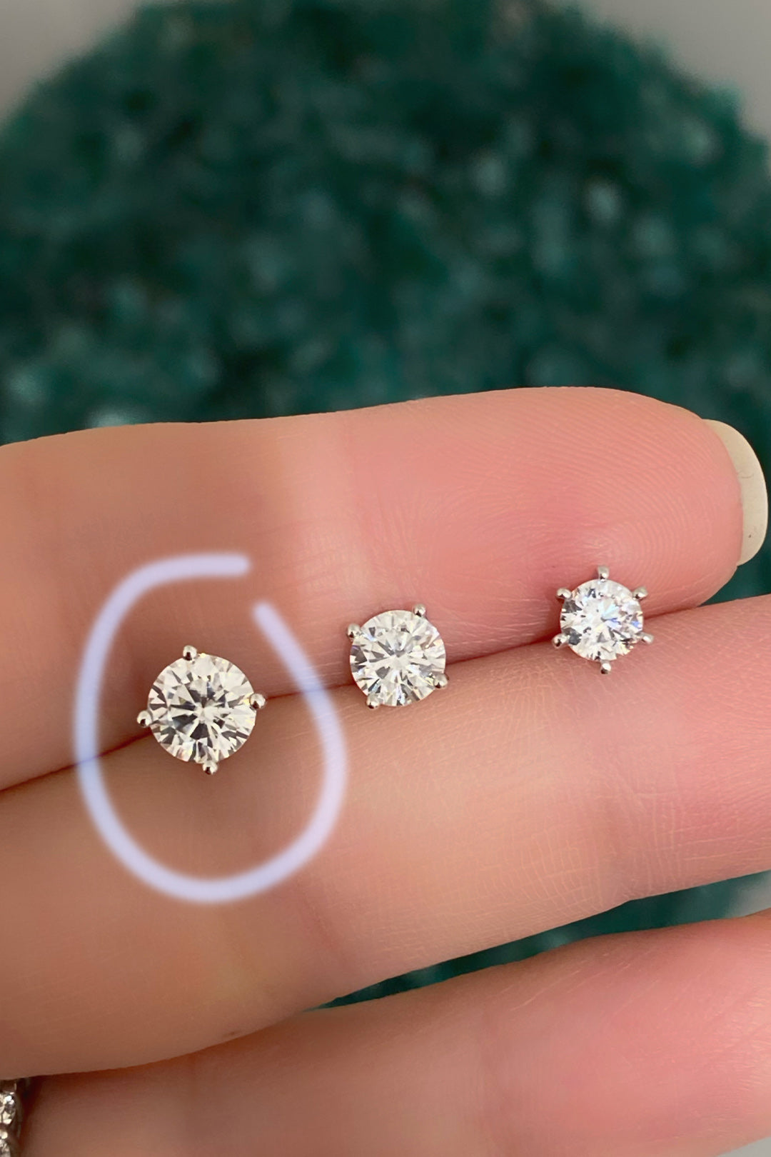 Vip L Dört Tırnak Tektaş Gümüş Çivili Küpe